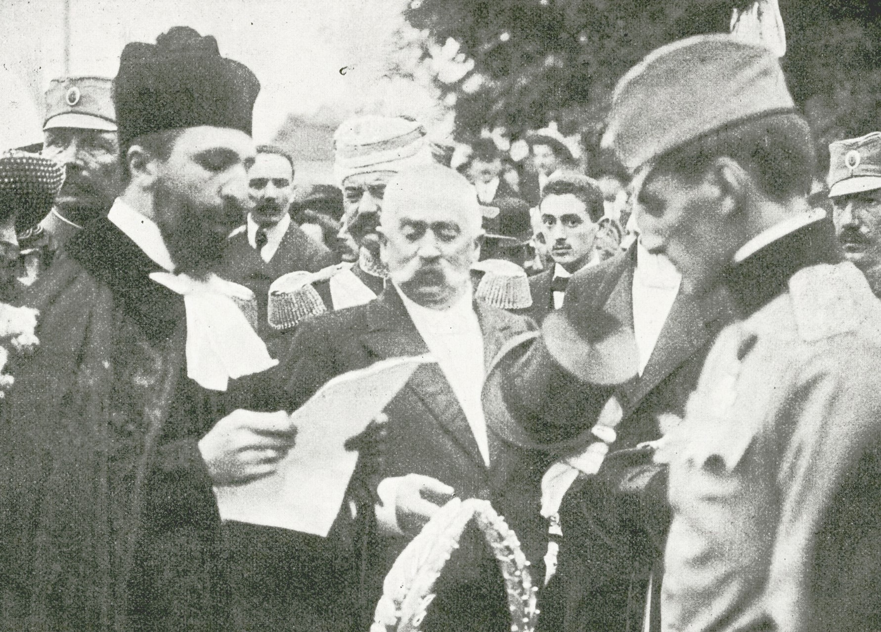 Rabbi Isaac Alkalai reading from a paper beside Crown Prince Alexander Karađorđević in military uniform, Belgrade, 11 August 1913