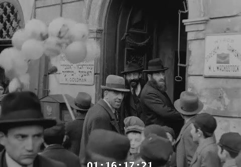 Balloons and children at the Hotel Müller doorway, Kraków, 1936