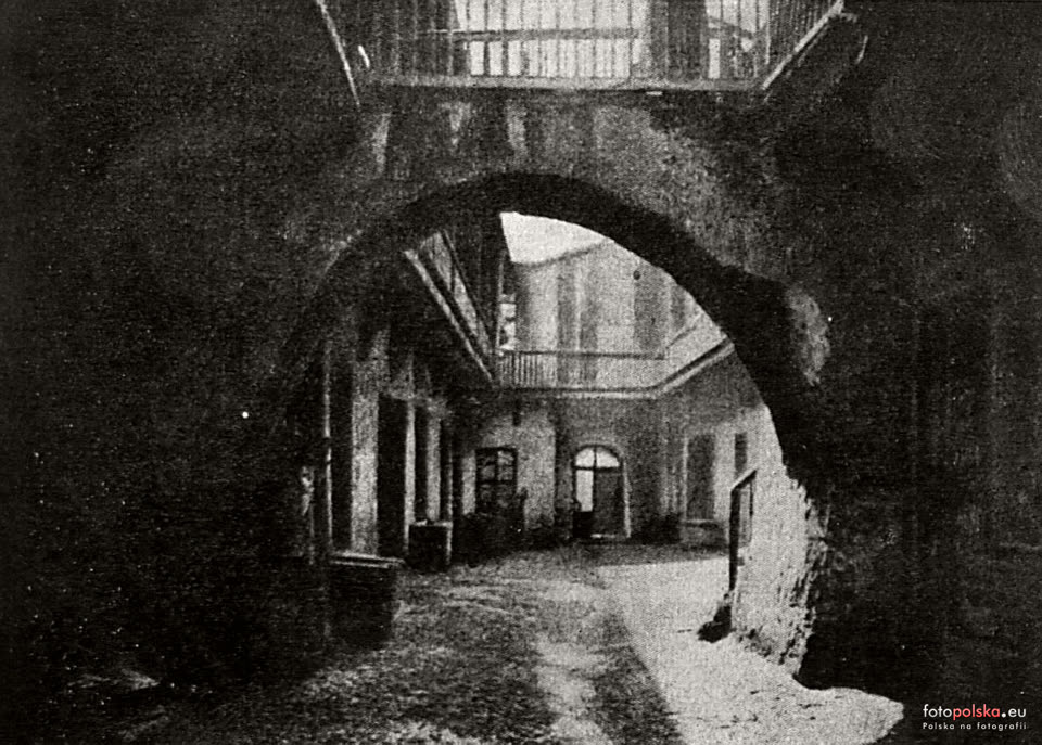The Józefa 12 courtyard in a 1935 photograph from Mahler’s Kraków guide