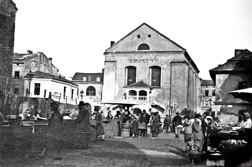 West front of the Izaak Synagogue and the market, NAC, April 1936