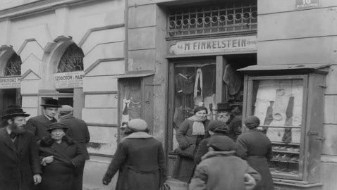 The Finkelstein doorway at house number 16, with a man and a woman standing in the entrance, Kraków, 1936