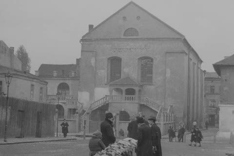 Market tables on Plac Izaaka with the Izaak Synagogue behind, Kraków, 1936