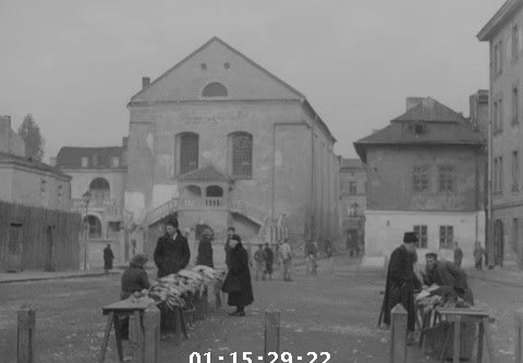 Poultry market on Plac Izaaka with the west front of the Izaak Synagogue behind the stalls, Kraków, 1936