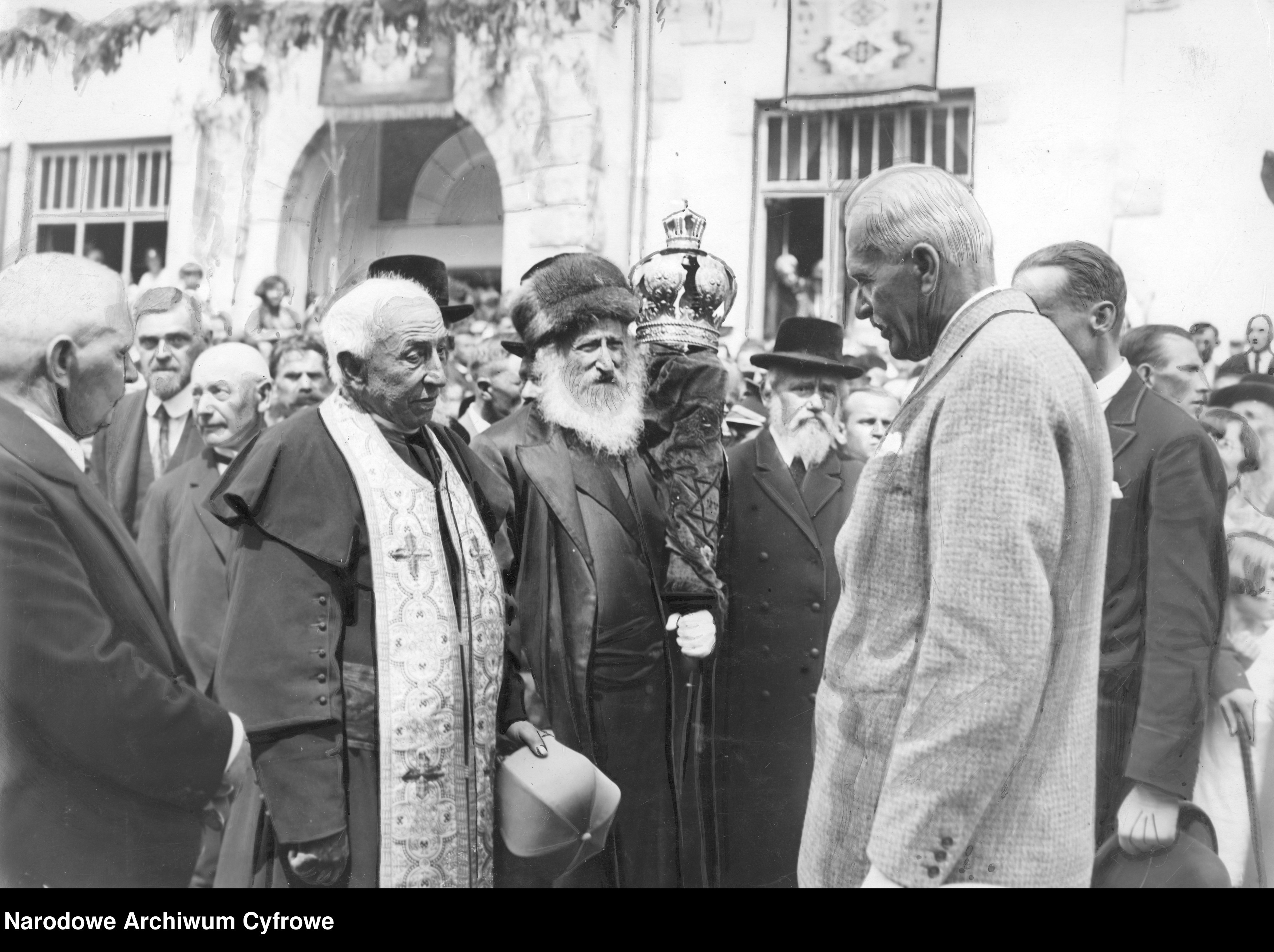 A rav holding a crowned Torah at the presidential welcome in Krosno, 1929