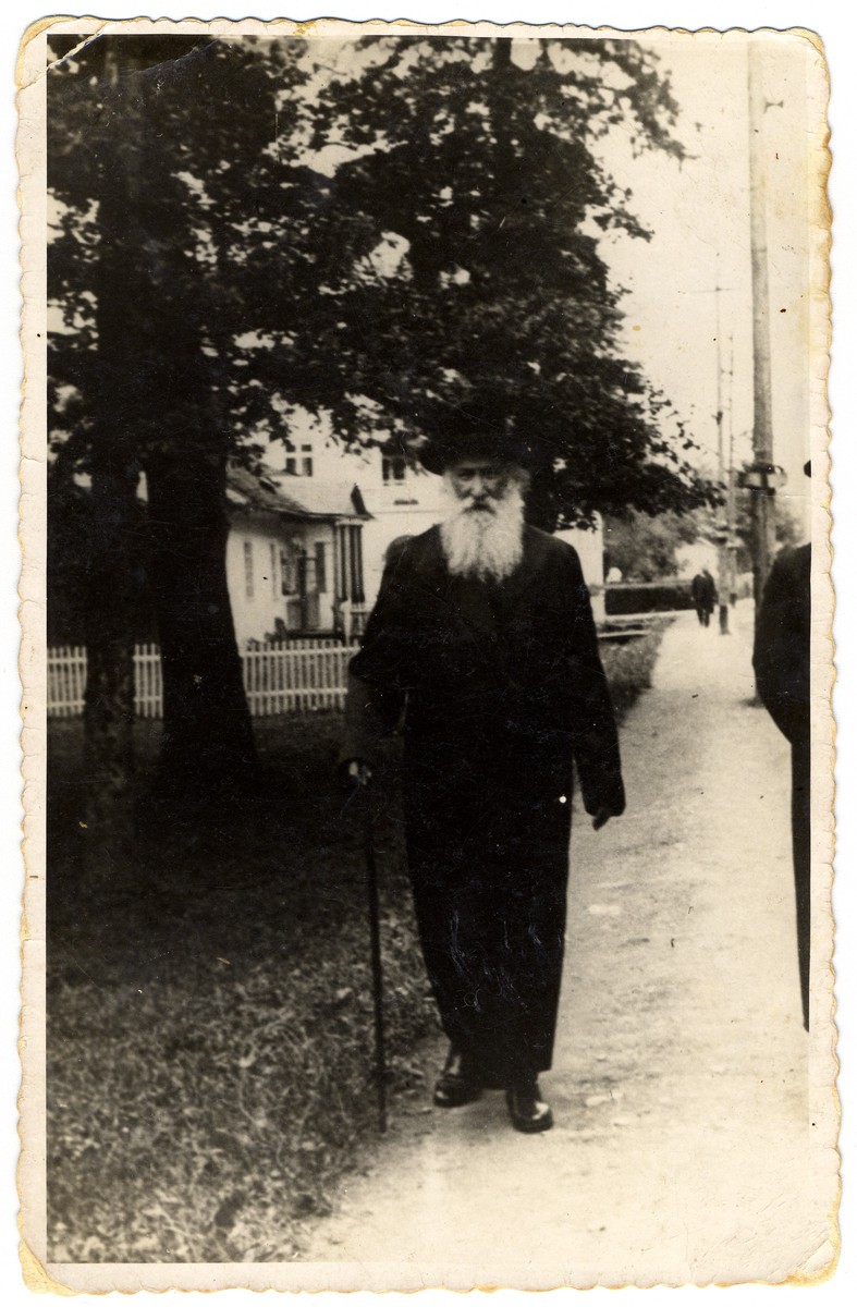Street portrait of Rabbi Shmuel Ozon Fuhrer, received in Truskawiec, 9 July 1939