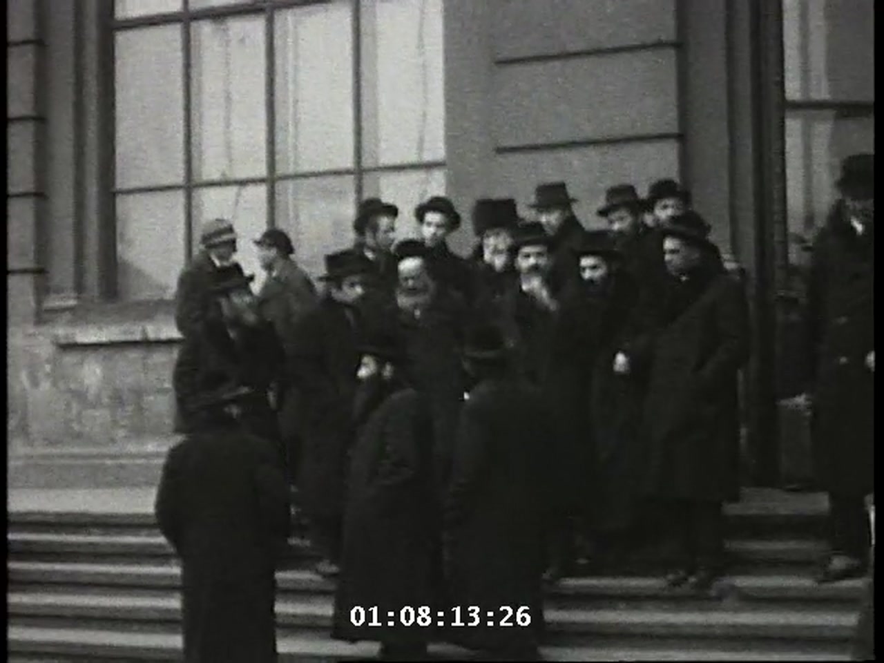 Chasidim gathered on the stone steps of Lwów’s main railway station in Honon Katz’s 1929 reel