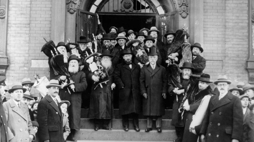 January 1929: men carry sifrei Torah out of the old East Broadway building for the yeshiva’s move to Washington Heights