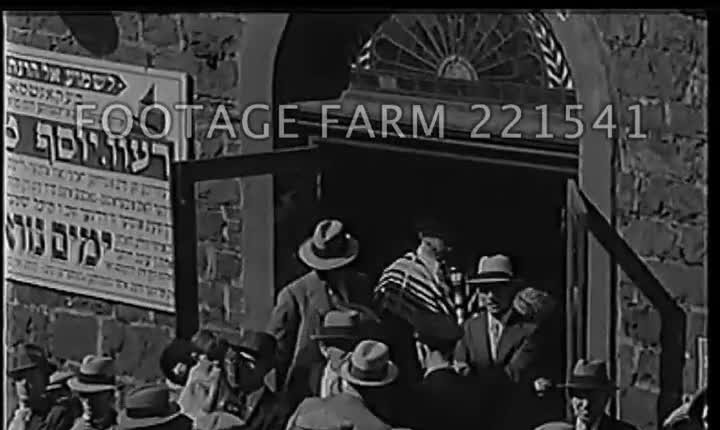 1932 newsreel: a large crowd and a man in a tallis at the Bialystoker doorway