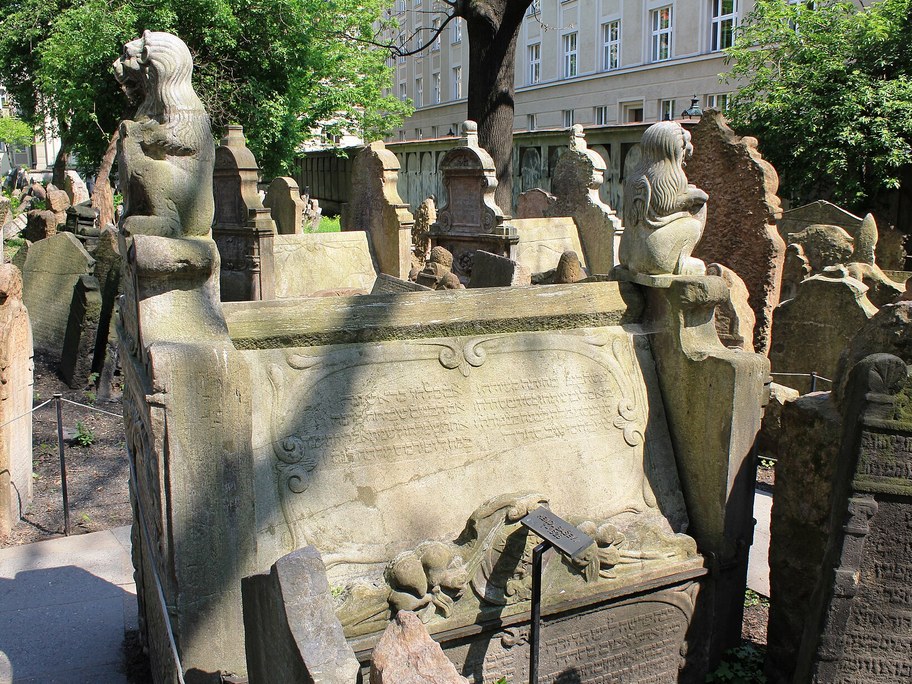 Hendl Bassevi’s grave today, the same monument with lions and a visitor plaque