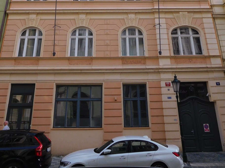 Bílkova 19 today, peach facade and doorway, no Hirsch kitchen sign