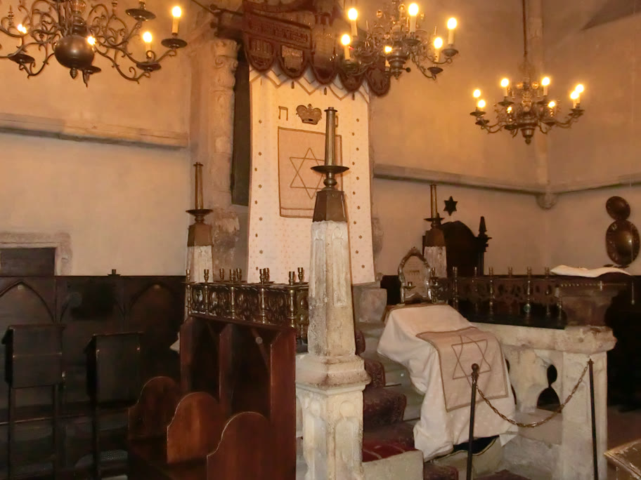 Old-New Synagogue interior today, bimah and ark