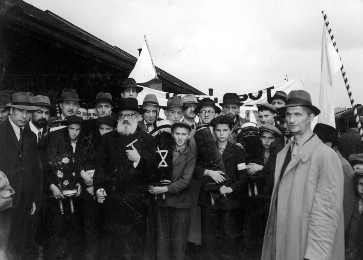 Yad Vashem FA160/36: Rabbi Herzog with boys holding Torah scrolls at the Prague reception