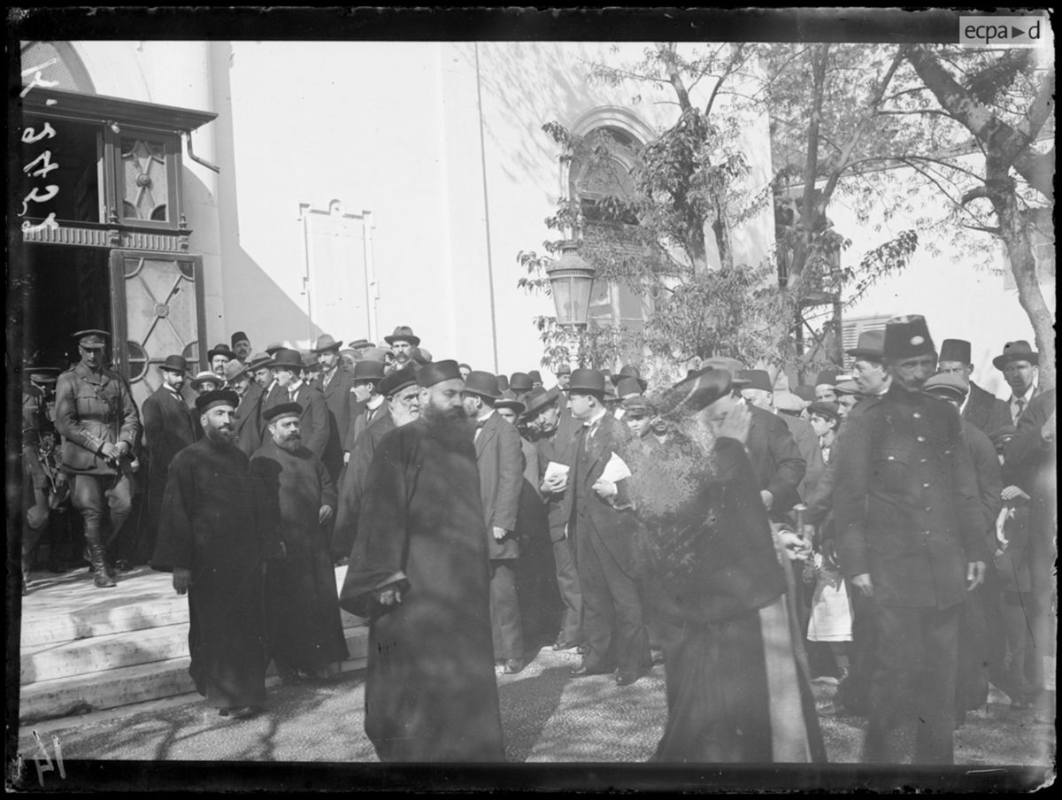 Crowd leaving a Salonika shul on Passover