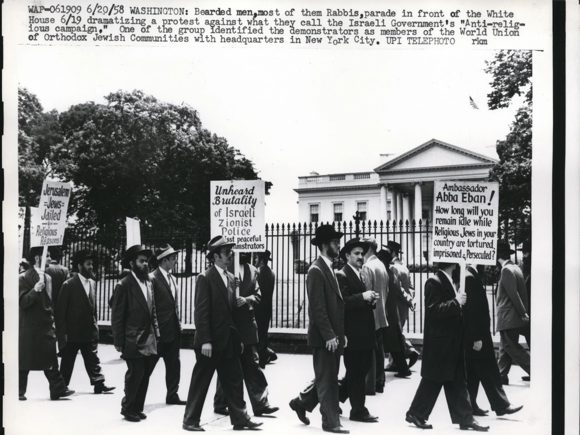 UPI photo of Satmar chassidim with signs at the White House, 19 June 1958