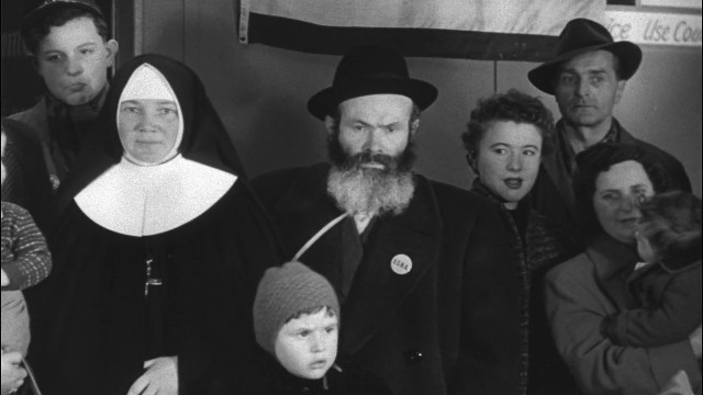 Salomon Singer, in a black hat, among arrivals at Idlewild, 1954