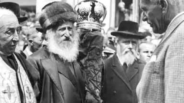 A rav with a crowned Torah at the presidential welcome in Krosno, 1929
